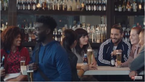 Maluma aparece unos segundos en un comercial de la cerveza belga Michelob Ultra