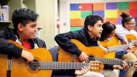 La Proposición 28 busca que los estudiantes tengan acceso a clases de arte.