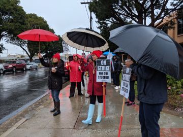 Maestros protestan afuera de la escuela Wilmington Middle School. (Jacqueline García)