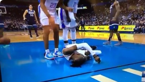 Nerlens Noel sufrió un fuerte golpe en la cabeza contra el piso, al intentar un bloqueo