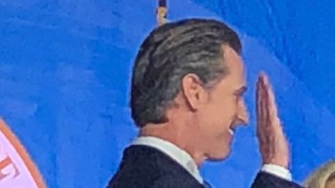 Gavin Newsom al tomar su juramento como Nuevo gobernador de California. (@RepSpeier)