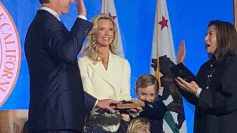 Gavin Newsom al tomar su juramento como Nuevo gobernador de California. (@RepSpeier)