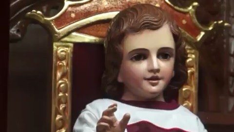 Feligreses acostumbran a vestir al Niño Jesús con playeras de fútbol