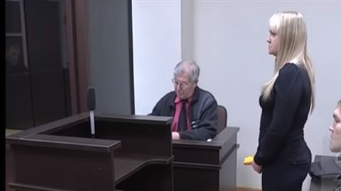 Le pide matrimonio a su novia que lo apuñaló en pleno jucio