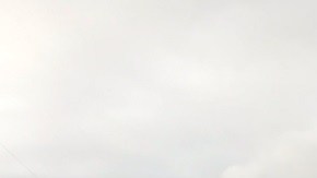 Los trabajadores se encuentran en la zona removiendo el lodo y arreglando los daños ocasionados por los deslizamientos de tierra para normalizar el paso vehícular.