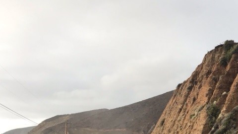 Los trabajadores se encuentran en la zona removiendo el lodo y arreglando los daños ocasionados por los deslizamientos de tierra para normalizar el paso vehícular.