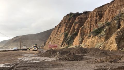 Los trabajadores se encuentran en la zona removiendo el lodo y arreglando los daños ocasionados por los deslizamientos de tierra para normalizar el paso vehícular.