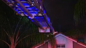 Las llamas estallaron en la residencia unifamiliar en la cuadra 1400 de la Calel Portrait alrededor de las 2:15 a.m., según el Departamento de Bomberos del condado de Riverside. (ABC7)