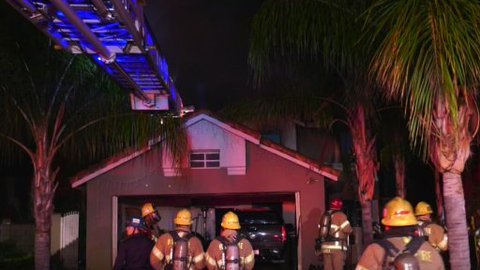 Las llamas estallaron en la residencia unifamiliar en la cuadra 1400 de la Calel Portrait alrededor de las 2:15 a.m., según el Departamento de Bomberos del condado de Riverside. (ABC7)