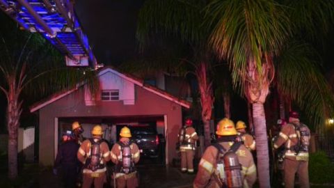 Las llamas estallaron en la residencia unifamiliar en la cuadra 1400 de la Calel Portrait alrededor de las 2:15 a.m., según el Departamento de Bomberos del condado de Riverside. (ABC7)