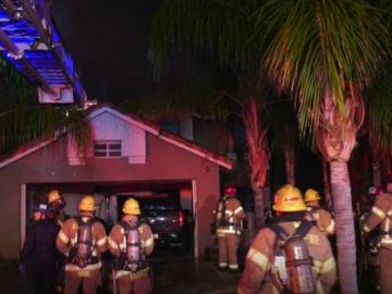 Las llamas estallaron en la residencia unifamiliar en la cuadra 1400 de la Calel Portrait alrededor de las 2:15 a.m., según el Departamento de Bomberos del condado de Riverside. (ABC7)