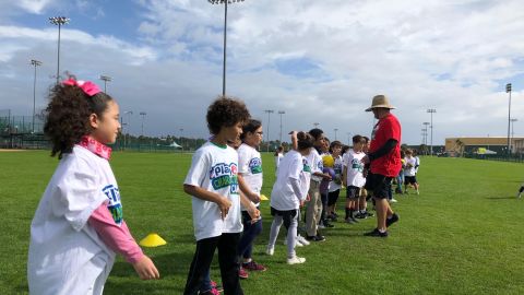 La NFL siembra la semilla del futbol americano en niñas y niños.
