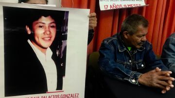 Raquel Palacios muestra la foto de su hermano sentenciado por secuestro a 109 años de prisión. Atrás, Arturo López, padre de otro sentenciado.