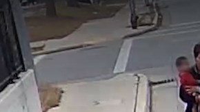 La conductora salvó a la bebita perdida en una vía transitada.