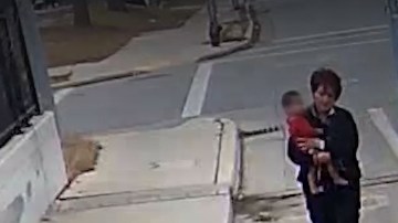 La conductora salvó a la bebita perdida en una vía transitada.