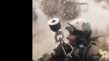 Momento en el cual un rescatista desciende cerca del río San Gabriel.