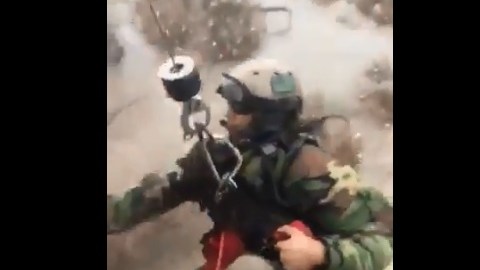Momento en el cual un rescatista desciende cerca del río San Gabriel.