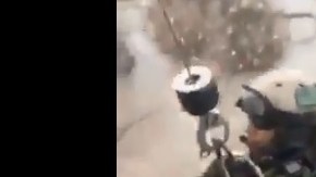 Momento en el cual un rescatista desciende cerca del río San Gabriel.