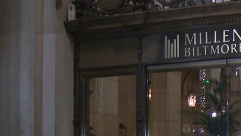 El Hotel dijo que tiene docenas de cámaras, y la policía cree que esas serán útiles en su investigación. (@KTLA)