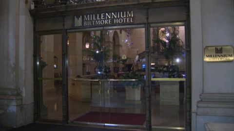 El Hotel dijo que tiene docenas de cámaras, y la policía cree que esas serán útiles en su investigación. (@KTLA)