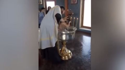 Muchos consideraron que el sacerdote actuó de forma violenta.