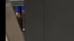 Padre arrastra a su hija.