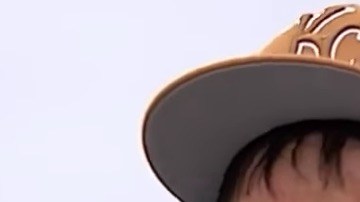 Un hombre sin hogar ayuda a un jugador de la NFL.