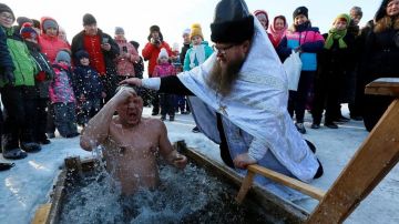 Los rusos celebran la Epifanía del Señor.