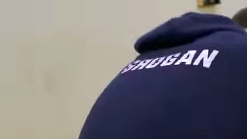 Un luchador se deja vencer porque su rival está lesionado.