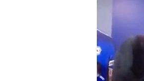 Un niño le llamó la atención a Sean Morrison por arrojar al suelo una botella con agua