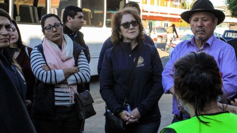 Unos diez miembros que representan distintas áreas del Senado de California visitan el albergue que hospeda cien centroamericanos de la caravana migrante.
