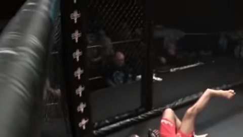 Jonathan King sufrió una terrible fractura al ejecutar una patada a su oponente