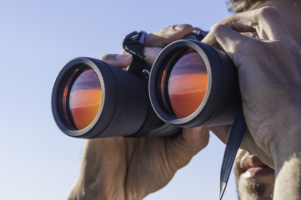 5 binoculares con lentes especializados para ver objetos a largas La Opinión