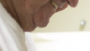 El doctor Paul Speckart, internista de San Diego, dijo que tres
de sus pacientes el año pasado recibieron cartas de la junta que
parecían cuestionar su calidad de atención cuando todo lo que
hizo fue tratar de aliviar su dolor, bien documentado. La junta
no ha presentado ninguna acusación contra él.
(Courtesy of Megan Wood/inewsource)