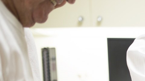 El doctor Paul Speckart, internista de San Diego, dijo que tres
de sus pacientes el año pasado recibieron cartas de la junta que
parecían cuestionar su calidad de atención cuando todo lo que
hizo fue tratar de aliviar su dolor, bien documentado. La junta
no ha presentado ninguna acusación contra él.
(Courtesy of Megan Wood/inewsource)
