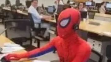 Va disfrazado de Spiderman en su último día de trabajo