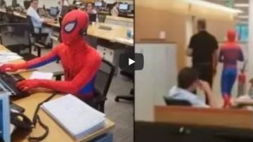 Va disfrazado de Spiderman en su último día de trabajo