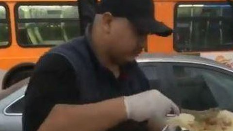 Recaudan fondos para llevar tacos a maestros en huelga. (@KTLA)