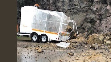 Topanga Canyon Boulevard se encuentra cerrada desde Pacific Coast Highway (PCH) hasta Grand View Drive debido al deslizamiento de rocas.