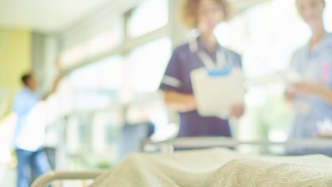 Los pacientes en estado vegetativo (como ilustra esta foto representativa) requieren de atención las 24 horas del día.