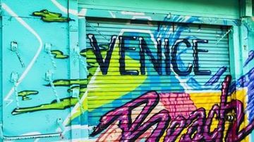 El procurador de Los Angeles dice que el propietario del edificio desalojo a residents para rentar las unidades a turistas. @LACityAttorney
