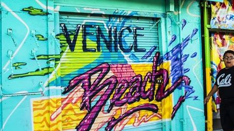 El procurador de Los Angeles dice que el propietario del edificio desalojo a residents para rentar las unidades a turistas. @LACityAttorney