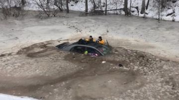 Madre e hija se salvan de hundirse en el hielo.