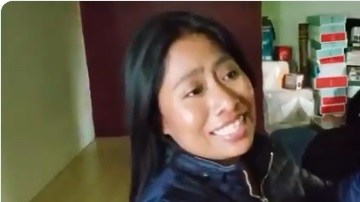 Yalitza Aparició recibió de regalo una playera de Xolos de Tijuana