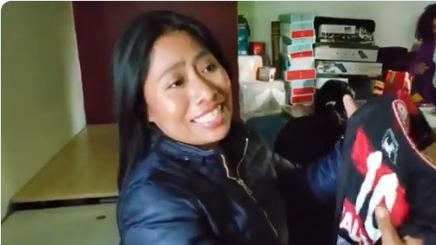 Yalitza Aparició recibió de regalo una playera de Xolos de Tijuana