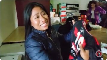 Yalitza Aparició recibió de regalo una playera de Xolos de Tijuana