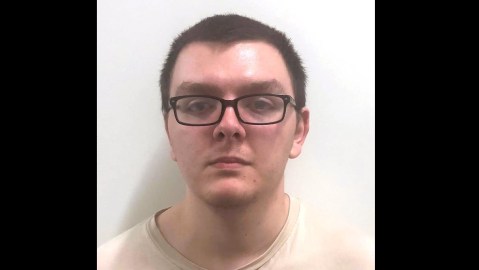 Fotografía cedida por la Oficina del Sheriff del Condado de Highlands muestra al sospechoso Zephen Xaver, de 21 años, luego de su arresto este miércoles en la escena de un tiroteo en Sebring, Florida.