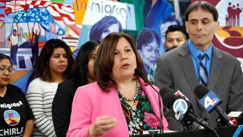 Angélica Salas, líder de CHIRLA se pronuncia contra el fallo que deroga el aborto en EE UU, y dice afectará a las mujeres migrantes. (Archivo/La Opinión)