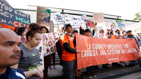 Activistas y exreos protestan contra el plan de convertir en antiguo centro de detención migratorio de Mira Loma en cárcel de mujeres. (Aurelia Ventura/La Opinion)
