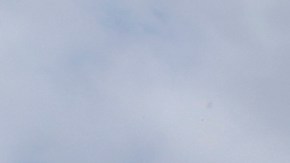 Una mujer pasa al lado de una tienda Payless Shoes Source en Los Ángeles. Todas las sucursales cerrarán para mayo. (Aurelia Ventura/La Opinion)